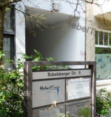 Schild Standort des IT-Service in Berlin