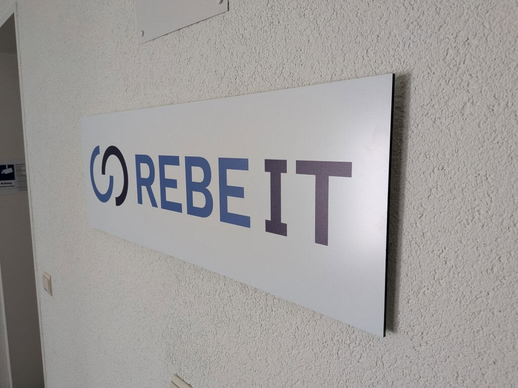 Firmenschild der RebeIT GmbH in Berlin